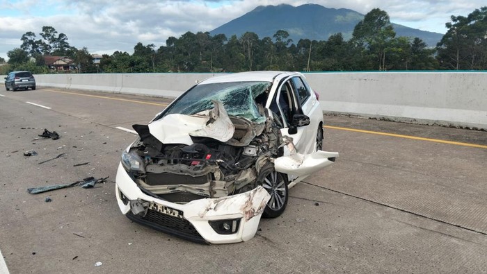 Kondisi kendaraan beroda empat Honda Jazz ringsek usai gesekan dengan Truk di Tol Bogor Arah Sukabumi Kondisi kendaraan beroda empat Honda Jazz ringsek usai gesekan dengan Truk di Tol Bogor Arah Sukabumi