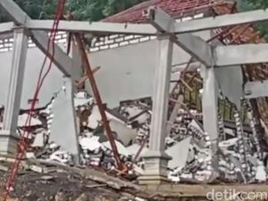 Kondisi Terkini Rumah di Pamekasan Milik TKI Malaysia Diterjang Longsor Kondisi Terkini Rumah di Pamekasan Milik TKI Malaysia Diterjang Longsor
