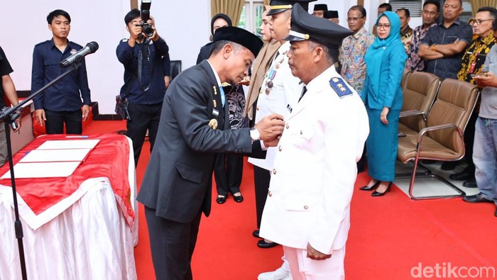 Lurah Bukaka, Arifin, dikala dilantik Bupati Bone Andi Asman Sulaiman. Lurah Bukaka, Arifin, dikala dilantik Bupati Bone Andi Asman Sulaiman.