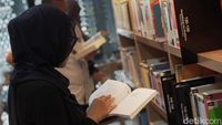 Masyarakat Nikmati Hari Buku Nasional di Perpustakaan TIM