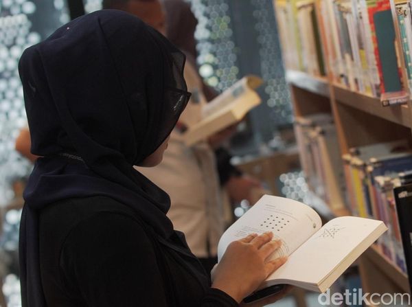 Masyarakat Nikmati Hari Buku Nasional di Perpustakaan TIM