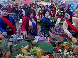 Video: Heboh dan Serunya Festival Rujak Uleg di Surabaya!