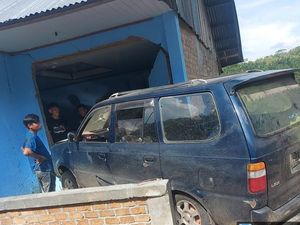 Kijang Kapsul Seruduk Rumah Warga di OKU Selatan karena Sopir Hilang Kendali