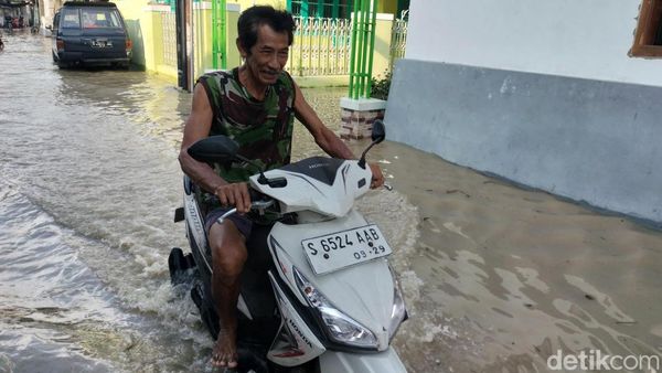 Siaga Merah! Bengawan Solo Mulai Banjiri Perkampungan Bojonegoro