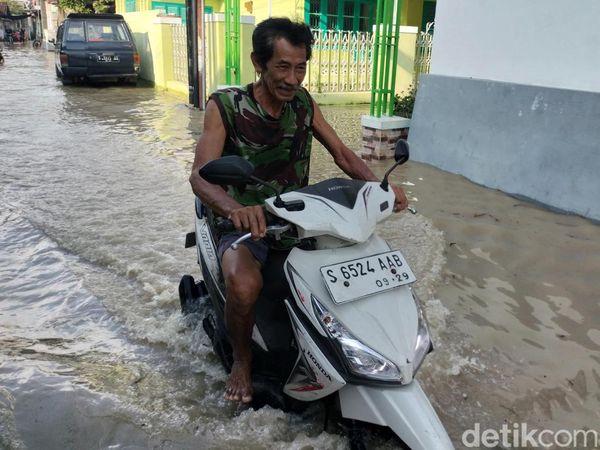 Siaga Merah! Bengawan Solo Mulai Banjiri Perkampungan Bojonegoro