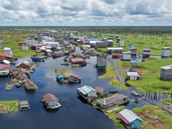 Pesona Desa Muara Enggelam, Desa Terapung di Atas Danau Melintang Kukar