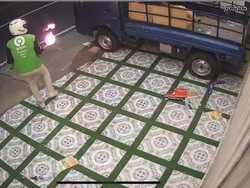 Detik-detik Pria Berjaket Ojol di Blitar Bakar Pikap, Aksinya Terekam CCTV