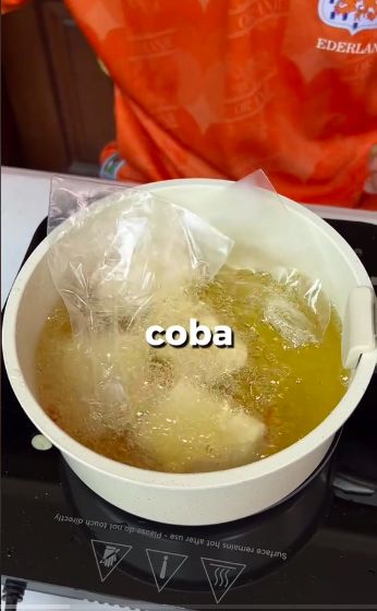 Pria Ini Buktikan Goreng Tempe Pakai Plastik Jadi Lebih Renyah