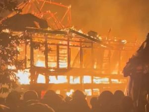 Bedeng 8 Pintu di Palembang Terbakar, 1 Warga Terluka Bedeng 8 Pintu di Palembang Terbakar, 1 Warga Terluka