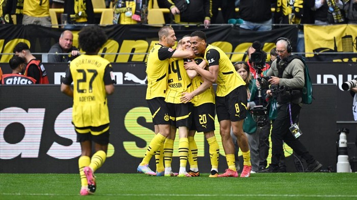Soccer Football - Bundesliga - Borussia Dortmund v Holstein Kiel - Signal Iduna Park, Dortmund, Germany - May 17, 2025 Borussia Dortmunds Marcel Sabitzer celebrates scoring their second goal with teammates REUTERS/Annegret Hilse DFL REGULATIONS PROHIBIT ANY USE OF PHOTOGRAPHS AS IMAGE SEQUENCES AND/OR QUASI-VIDEO.