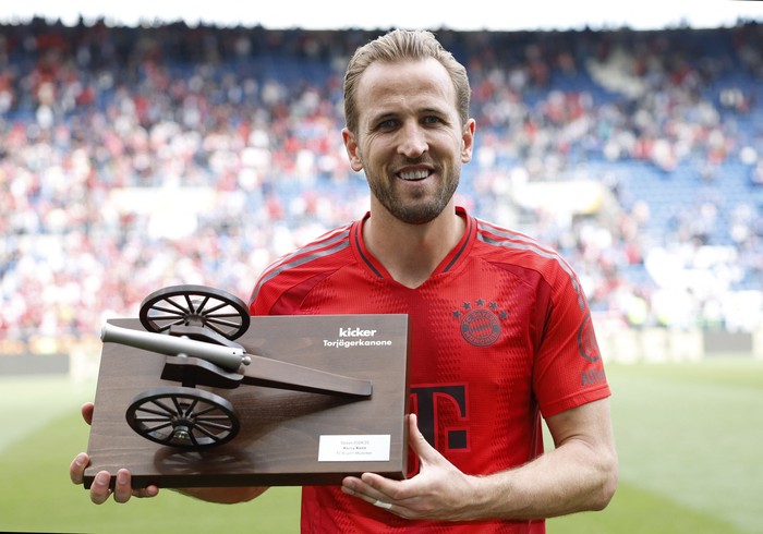 SOCCER-GERMANY-TSG-FCB/REPORT Soccer Football - Bundesliga - TSG 1899 Hoffenheim v Bayern Munich - PreZero Arena, Sinsheim, Germany - May 17, 2025 Bayern Munichs Harry Kane poses with the Bundesligas top scorers gun after the match REUTERS/Heiko Becker DFL REGULATIONS PROHIBIT ANY USE OF PHOTOGRAPHS AS IMAGE SEQUENCES AND/OR QUASI-VIDEO.