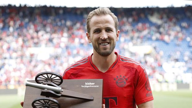 Soccer Football - Bundesliga - TSG 1899 Hoffenheim v Bayern Munich - PreZero Arena, Sinsheim, Germany - May 17, 2025  Bayern Munich's Harry Kane poses with the Bundesliga's top scorer's gun after the match REUTERS/Heiko Becker DFL REGULATIONS PROHIBIT ANY USE OF PHOTOGRAPHS AS IMAGE SEQUENCES AND/OR QUASI-VIDEO.