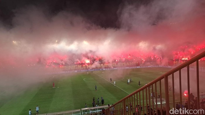 Stadion Maguwoharjo memerah gegara flare suporter. Stadion Maguwoharjo memerah gegara flare suporter.