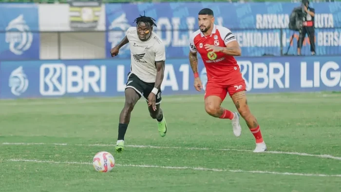 Striker PSM Makassar Balotelli beradu sprint dengan bek Barito Putera Renan Alves dalam laga Liga 1 2024/2025 di Stadion Demang Lehman. Striker PSM Makassar Balotelli beradu sprint dengan bek Barito Putera Renan Alves dalam laga Liga 1 2024/2025 di Stadion Demang Lehman.