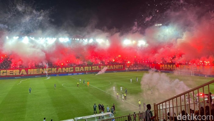 Suasana Stadion Maguwoharjo Sleman. Suasana Stadion Maguwoharjo Sleman.