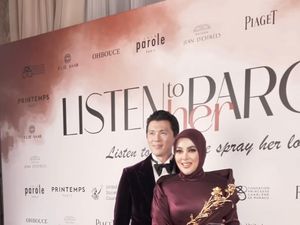Senyuman Manis Syahrini Dapat Penghargaan di Cannes