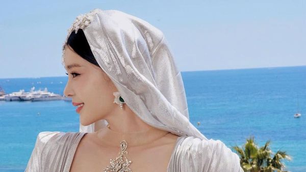Penampakan Gaun Aktris China yang Bikin Diusir dari Red Carpet Cannes