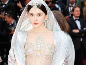 Zhao Yingzi Diusir dari Karpet Merah Cannes gegara Terlalu Seksi Zhao Yingzi Diusir dari Karpet Merah Cannes gegara Terlalu Seksi