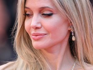 Perawatan Wajah ala Angelina Jolie yang Bikin Awet Muda hingga 10 Tahun Perawatan Wajah ala Angelina Jolie yang Bikin Awet Muda hingga 10 Tahun