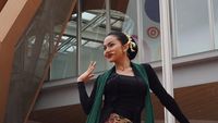 Foto: Cantiknya Ariel Tatum Jaipongan di Osaka, Jepang