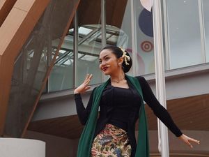 Foto: Cantiknya Ariel Tatum Jaipongan di Osaka, Jepang