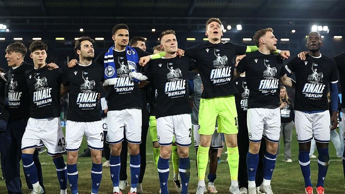 BIELEFELD, GERMANY - APRIL 01: Players of Arminia Bielefeld celebrate victory after the DFB Cup Semi Final between DSC Arminia Bielefeld and Bayer 04 Leverkusen at Schueco Arena on April 01, 2025 in Bielefeld, Germany.  (Photo by Christof Koepsel/Getty Images)
