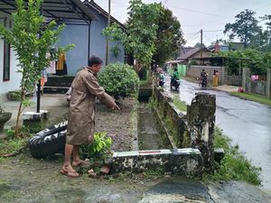 Main Hujan-hujan, Balita di Blitar Hilang Diduga Hanyut di Selokan Main Hujan-hujan, Balita di Blitar Hilang Diduga Hanyut di Selokan