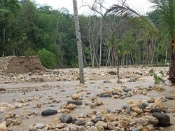 Hujan Deras Picu Banjir dan Tanah Longsor di Trenggalek