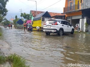 Banjir Kiriman Rendam Sampang, Jalur ke Omben Lumpuh Banjir Kiriman Rendam Sampang, Jalur ke Omben Lumpuh