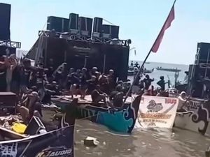 Viral Aksi Battle Sound Horeg di Pesisir Pasuruan Viral Aksi Battle Sound Horeg di Pesisir Pasuruan