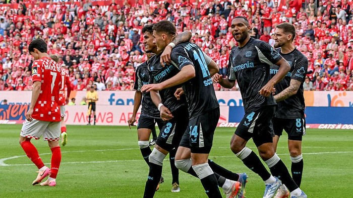 Bayer Leverkusen 17 May 2025, Rhineland-Palatinate, Mainz: Soccer: Bundesliga, FSV Mainz 05 - Bayer Leverkusen, Matchday 34, Mewa Arena. Leverkusens players celebrate after Leverkusens Patrik Schick (3rd from left) scores to make it 1:2. Photo: Torsten Silz/dpa - IMPORTANT NOTE: In accordance with the regulations of the DFL German Football League and the DFB German Football Association, it is prohibited to utilize or have utilized photographs taken in the stadium and/or of the match in the form of sequential images and/or video-like photo series. (Photo by Torsten Silz/picture alliance via Getty Images)