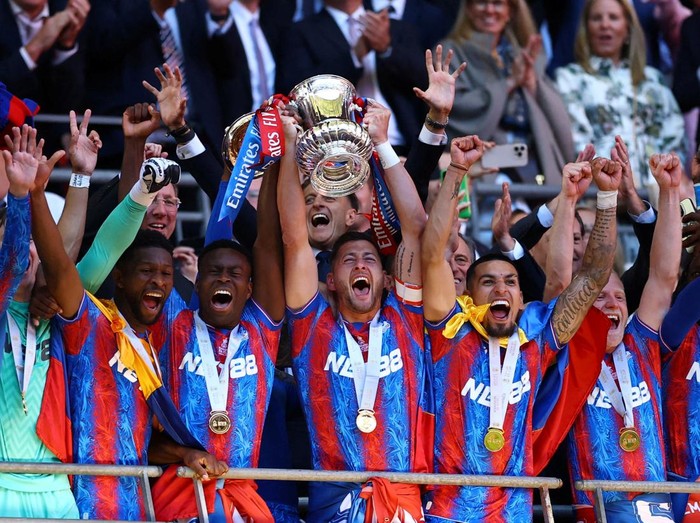 Soccer Football - FA Cup - Final - Crystal Palace v Manchester City - Wembley Stadium, London, Britain - May 17, 2025 Crystal Palace's Marc Guehi and Joel Ward lift the trophy as they celebrate with teammates after winning the FA Cup Action Images via Reuters/Andrew Boyers     TPX IMAGES OF THE DAY