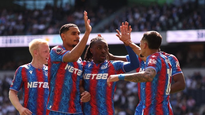 Crystal Palace vs Manchester City Soccer Football - Premier League - Tottenham Hotspur v Crystal Palace - Tottenham Hotspur Stadium, London, Britain - May 11, 2025 Crystal Palaces Eberechi Eze celebrates scoring their second goal with Maxence Lacroix and Daniel Munoz REUTERS/David Klein EDITORIAL USE ONLY. NO USE WITH UNAUTHORIZED AUDIO, VIDEO, DATA, FIXTURE LISTS, CLUB/LEAGUE LOGOS OR LIVE SERVICES. ONLINE IN-MATCH USE LIMITED TO 120 IMAGES, NO VIDEO EMULATION. NO USE IN BETTING, GAMES OR SINGLE CLUB/LEAGUE/PLAYER PUBLICATIONS. PLEASE CONTACT YOUR ACCOUNT REPRESENTATIVE FOR FURTHER DETAILS..