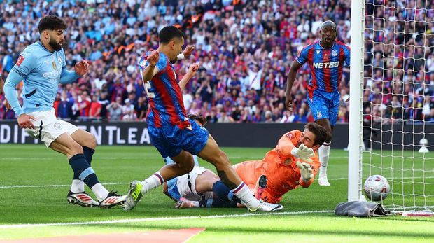 Soccer Football - FA Cup - Final - Crystal Palace v Manchester City - Wembley Stadium, London, Britain - May 17, 2025 Crystal Palace's Daniel Munoz scores their second goal past Manchester City's Stefan Ortega before it is disallowed after a VAR review Action Images via Reuters/Andrew Boyers