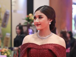 Pesona Erina Gudono Tampil Bold Dengan Lipstik Merah, Kalungnya Rp 481 Juta Pesona Erina Gudono Tampil Bold Dengan Lipstik Merah, Kalungnya Rp 481 Juta