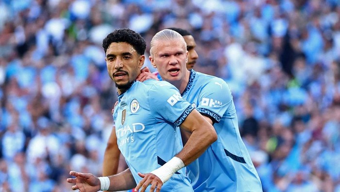 Soccer Football - FA Cup - Final - Crystal Palace v Manchester City - Wembley Stadium, London, Britain - May 17, 2025 Manchester Citys Omar Marmoush with Erling Haaland after he has his shot saved by Crystal Palaces Dean Henderson from the penalty spot Action Images via Reuters/Andrew Boyers