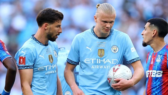 Soccer Football - FA Cup - Final - Crystal Palace v Manchester City - Wembley Stadium, London, Britain - May 17, 2025 Manchester Citys Ruben Dias and Erling Haaland after a penalty is awarded Action Images via Reuters/Andrew Boyers