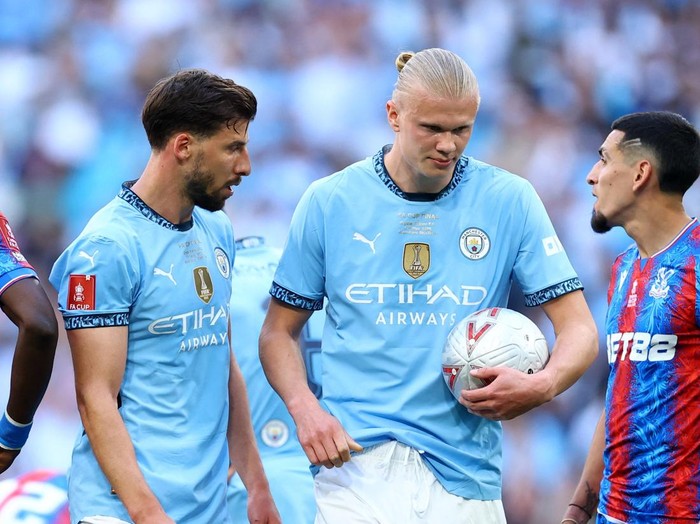Soccer Football - FA Cup - Final - Crystal Palace v Manchester City - Wembley Stadium, London, Britain - May 17, 2025 Manchester City's Ruben Dias and Erling Haaland after a penalty is awarded Action Images via Reuters/Andrew Boyers