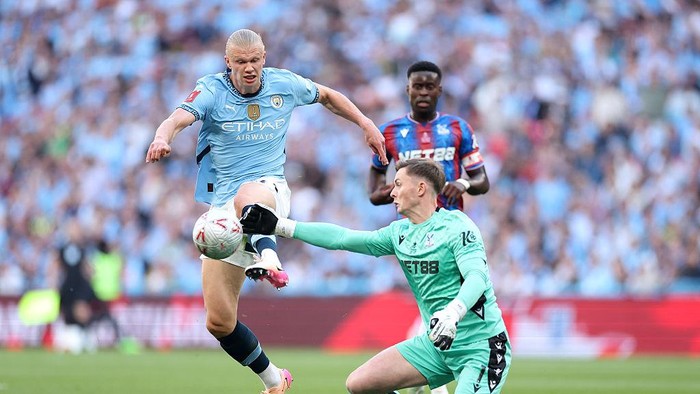 LONDON, ENGLAND - MAY 17: Dean Henderson of Crystal Palace clears the ball from Erling Haaland of Manchester City  during the Emirates FA Cup Final match between Crystal Palace and Manchester City at Wembley Stadium on May 17, 2025 in London, England. (Photo by Jan Kruger - The FA/The FA via Getty Images)