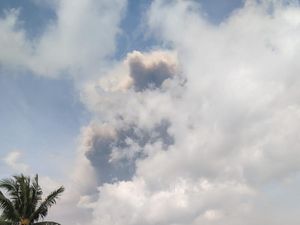 Gunung Lewotobi Meletus 8 Kali, Hujan Abu Landa Sejumlah Desa