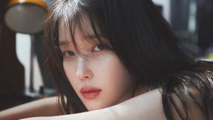 Gaya Vintage IU Buat A Flower Bookmark 3