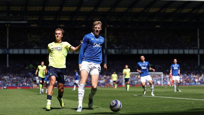 LIVERPOOL, ENGLAND - MAY 18: Jarrad Branthwaite of Everton  holds his hamstring before being substituted off due to injury during the Premier League match between Everton FC and Southampton FC at Goodison Park on May 18, 2025 in Liverpool, England. Goodison Park, home of Everton Football Club since August 24, 1892, will play host to its final Mens First Team fixture today ahead of the clubs move to the Hill Dickinson Stadium for the 2025/26 season. (Photo by Richard Heathcote/Getty Images)