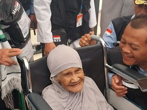 Video Mbah Sumbuk Berusia 109 Tahun Tiba di Tanah Suci: Rasane Pirang-pirang Video Mbah Sumbuk Berusia 109 Tahun Tiba di Tanah Suci: Rasane Pirang-pirang
