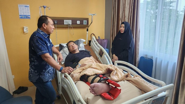 Kapolda Riau Irjen Herry Heryawan menjenguk Wakapolres Kuansing Kompol Novaldi yang ditabrak pebalap liar. Kapolda Riau Irjen Herry Heryawan menjenguk Wakapolres Kuansing Kompol Novaldi yang ditabrak pebalap liar.