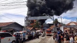 Penampakan Kebakaran yang Melanda Pabrik Karet di Padang