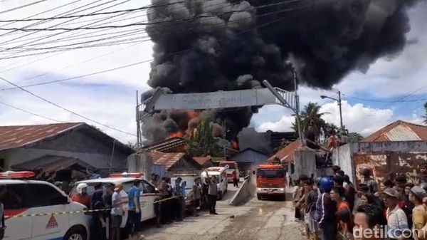 Penampakan Kebakaran yang Melanda Pabrik Karet di Padang