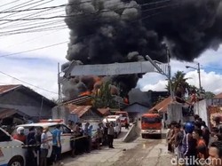 Kebakaran Hebat Pabrik Karet di Padang, Asap Terlihat hingga Radius 10 Kilometer
