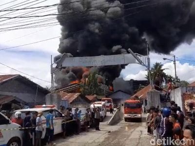 Penampakan Kebakaran yang Melanda Pabrik Karet di Padang
