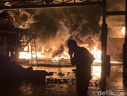 BPBD Padang Ungsikan 6 Keluarga Dekat Pabrik Karet yang Terbakar