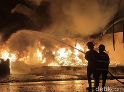 Video: Sudah 9 Jam, Kebakaran Pabrik Karet di Padang Belum Juga Padam